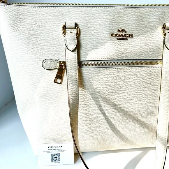 NWOT Coach Tote Pebbled Cream Leather Gold Hrdware Wonderful Mother’s Day Gift
